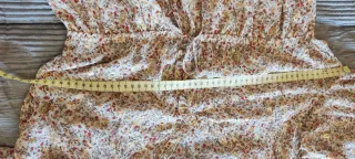 Vestido estampado floral con detalles dorados