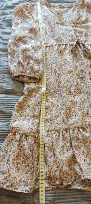 Vestido estampado floral con detalles dorados