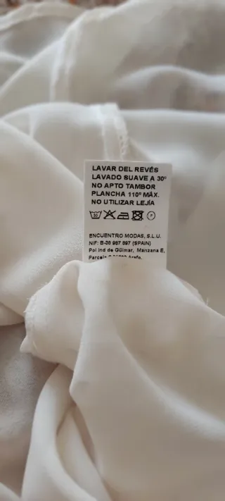 Vestido estampado floral con detalles dorados