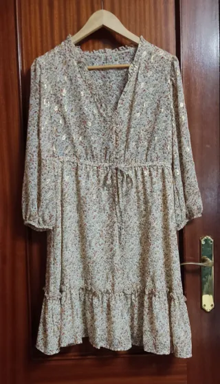 Vestido estampado floral con detalles dorados