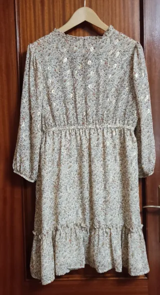 Vestido estampado floral con detalles dorados