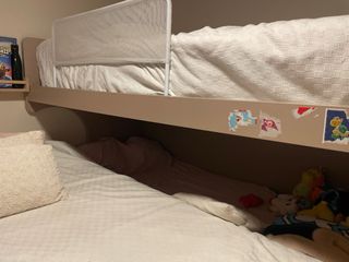 Cama litera con cajones y escaleras