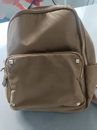 Mochila marrón con tachuelas doradas