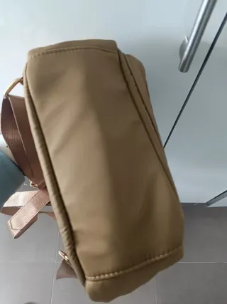 Mochila marrón con tachuelas doradas