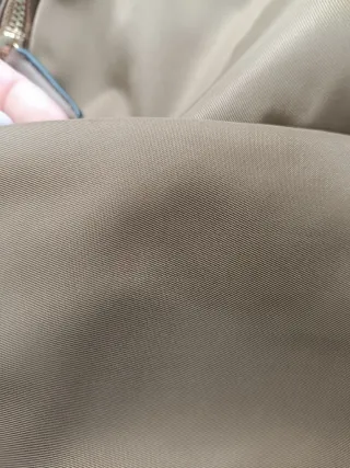 Mochila marrón con tachuelas doradas