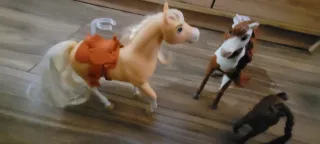 Muñeca y caballos de juguete