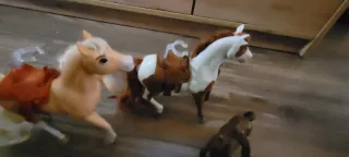 Muñeca y caballos de juguete