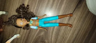 Muñeca y caballos de juguete