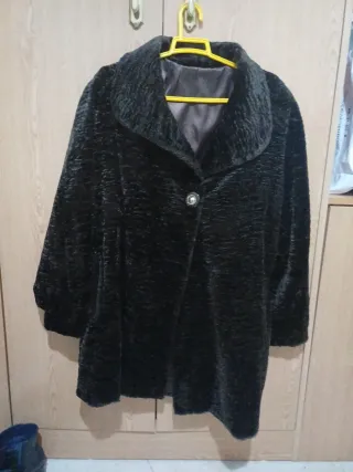 Chaquetón sintético astracan color marrón elegante