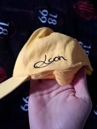 Cappellino Lyon giallo con scritta