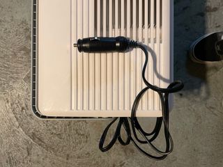 Nevera portátil azul y blanca con electrica