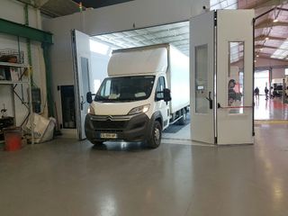 Iveco Daily carrozada con plataforma 20m3 + doble rueda + puerta lateral 3.0TD 160cv