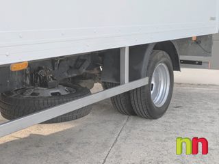 Iveco Daily carrozada con plataforma 20m3 + doble rueda + puerta lateral 3.0TD 160cv