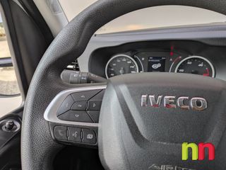 Iveco Daily carrozada con plataforma 20m3 + doble rueda + puerta lateral 3.0TD 160cv