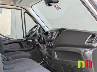 Iveco Daily carrozada con plataforma 20m3 + doble rueda + puerta lateral 3.0TD 160cv