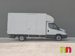 Iveco Daily carrozada con plataforma 20m3 + doble rueda + puerta lateral 3.0TD 160cv