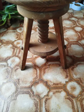 Taburete de madera rústico algo negociable