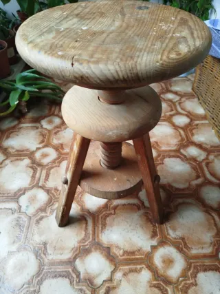 Taburete de madera rústico algo negociable