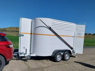 Remolque caballos con monturero y luz