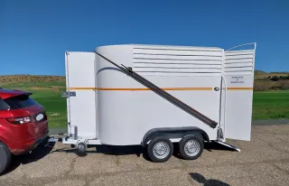 Remolque caballos con monturero y luz