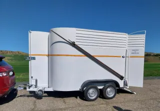 Remolque caballos con monturero y luz