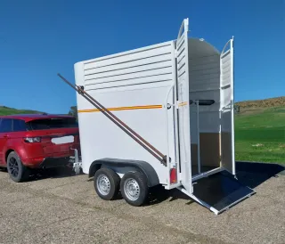 Remolque caballos con monturero y luz