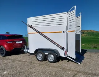 Remolque caballos con monturero y luz