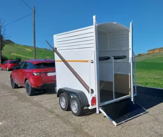 Remolque caballos con monturero y luz