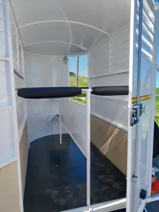 Remolque caballos con monturero y luz