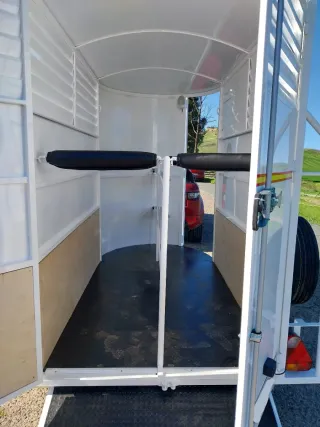 Remolque caballos con monturero y luz