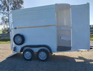 Remolque caballos con monturero y luz