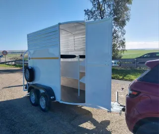 Remolque caballos con monturero y luz