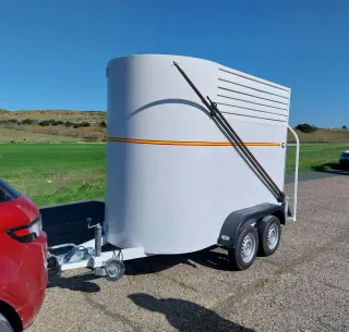 Remolque caballos con monturero y luz