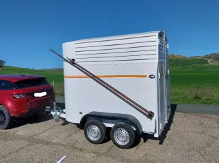 Remolque caballos con monturero y luz