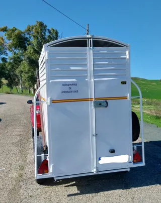 Remolque caballos con monturero y luz