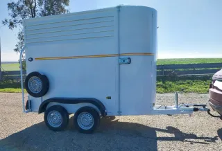 Remolque caballos con monturero y luz