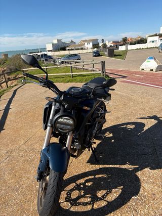 Honda CB125R azul