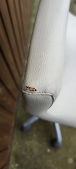 Taburete giratorio blanco y plateado