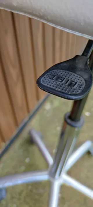 Taburete giratorio blanco y plateado