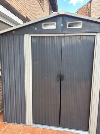 Caseta de jardín metálica gris Precio Negociable