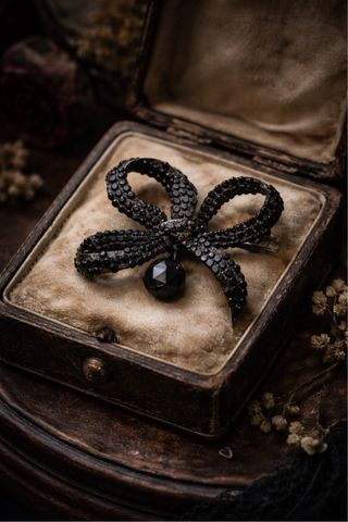 Coppia di spille antiche, come in foto