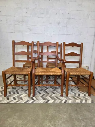 Lote 4 sillas + 1 sillón pino macizo y enea