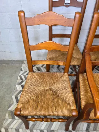 Lote 4 sillas + 1 sillón pino macizo y enea