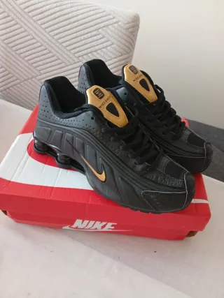 Nike Shox Zapatillas Negras y Doradas unisex