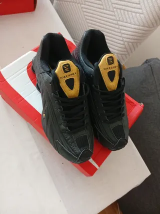 Nike Shox Zapatillas Negras y Doradas unisex