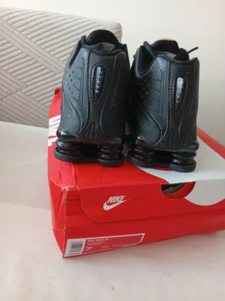 Nike Shox Zapatillas Negras y Doradas unisex