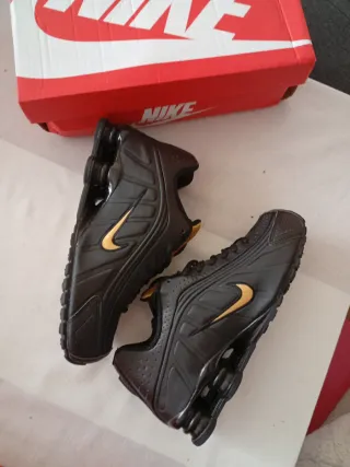 Nike Shox Zapatillas Negras y Doradas unisex