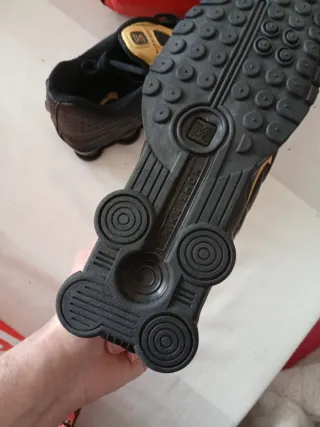 Nike Shox Zapatillas Negras y Doradas unisex