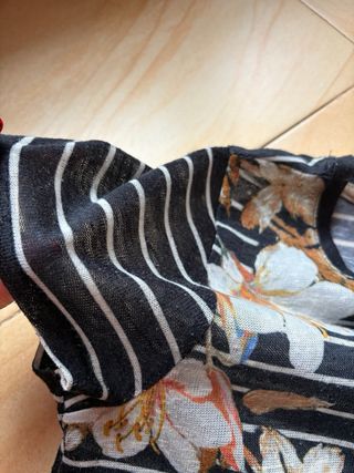 Camiseta de rayas con flores