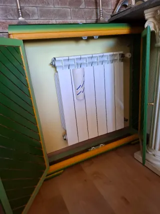 Cubre radiador vidrio y madera verde y naranja